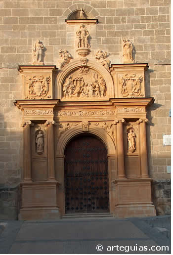 Portada manierista de la iglesia de Jes&uacute;s y Mar&iacute;a