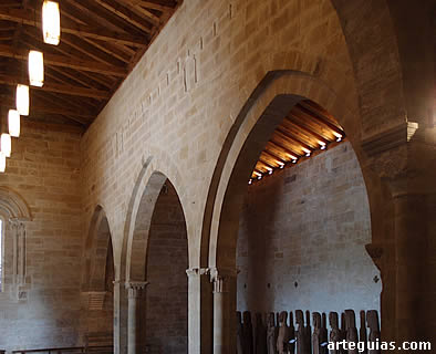 Arcos formeros de divisi&oacute;n entre las tres naves