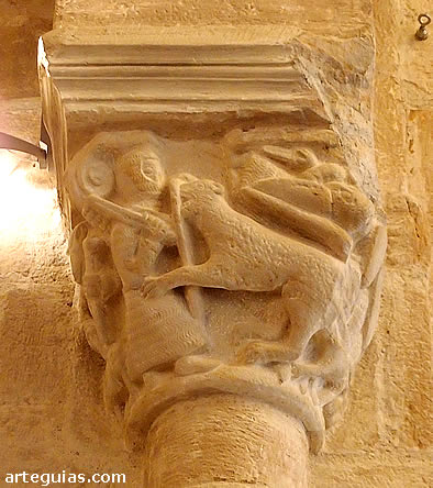 Capitel con un combate entre un guerrero y un le&oacute;n