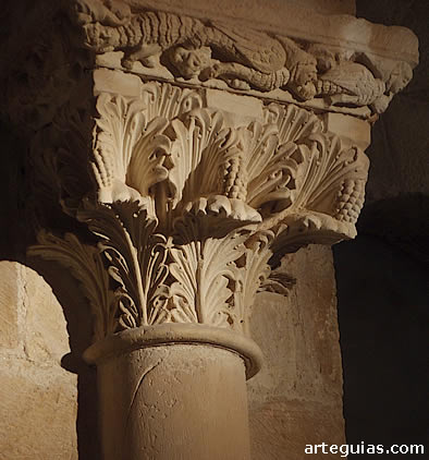 Capitel vegetal con cimacio repleto de arp&iacute;as fin&iacute;simamente tallado