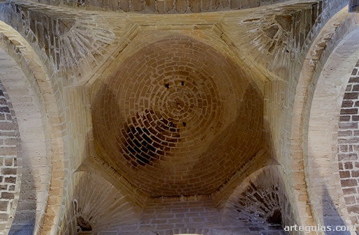 Interior de los arcos torales, las trompas, el cimborrio y la cúpula