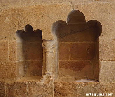Credencias con arcos lobulados