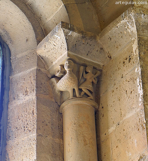 Capitel de uno de los ventanales del ábside principal