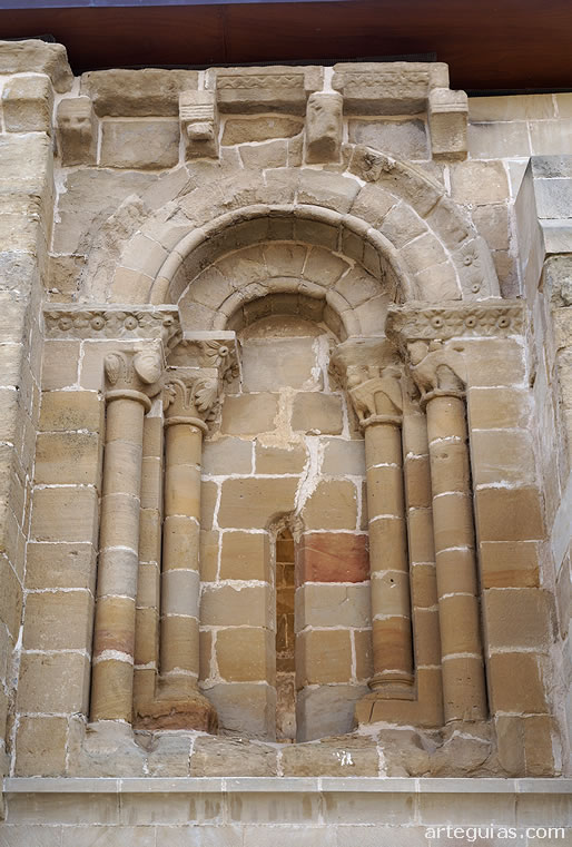Gran ventanal del muro norte del presbiterio