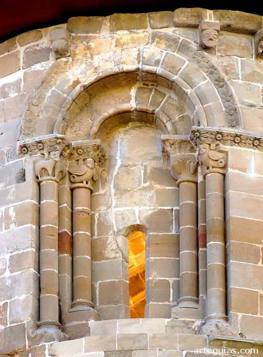 Gran ventanal en el centro del &aacute;bside