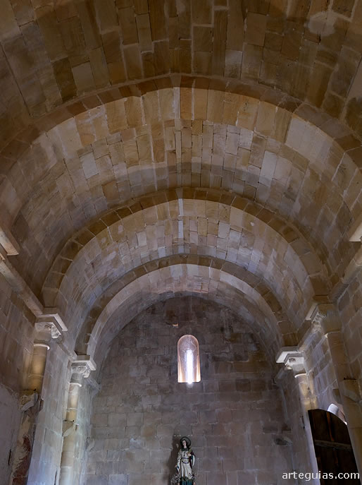 Nave de la ermita con b&oacute;veda de medio ca&ntilde;&oacute;n y arcos fajones