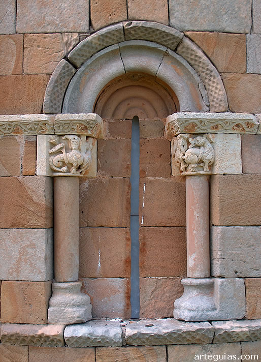 Uno de los tres ventanales del &aacute;bside de la ermita