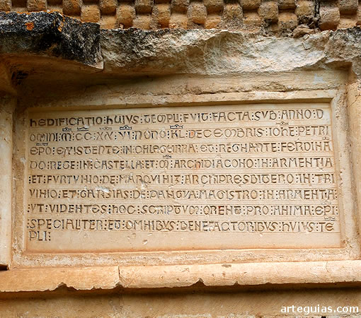 Inscripci&oacute;n junto a la puerta con la data de 1226