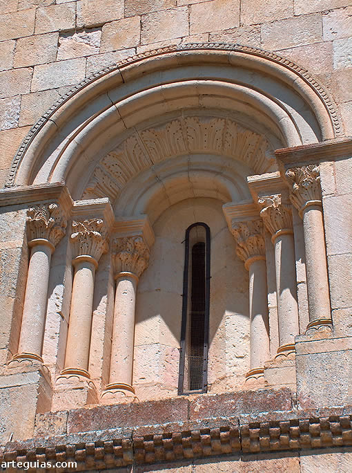 Ventanal rom&aacute;nico del costado sur