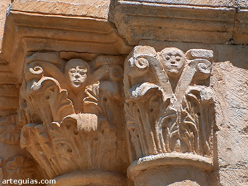 Dos capiteles de la puerta