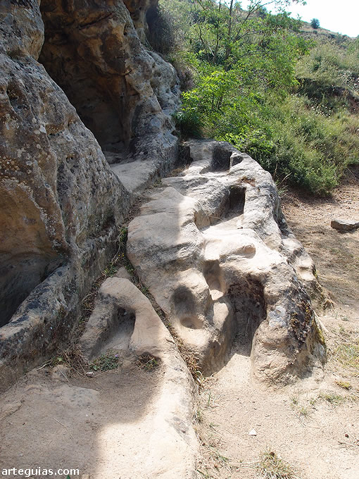 Necr&oacute;pilis exterior de la Ermita Rupestre de Olleros de Pisuerga, Palencia