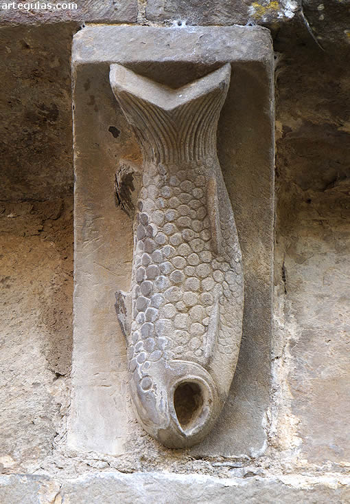 Canecillo con un pez