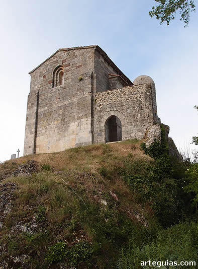 Imagen de Santa Cecilia desde el suroeste, con la fachada principal en primer t&eacute;rmino