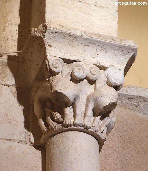 Otro capitel de leones con las cabezas rotas
