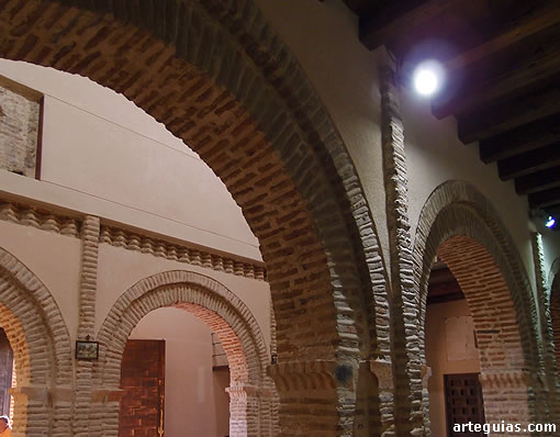 Interior: cuerpo de tres naves a base de arcos formeros de ladrillo de medio punto
