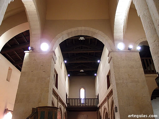 Ermita del Santo Cristo de la Moralejilla de Rapariegos. Vista desde el interior de la cabecera hacia las naves