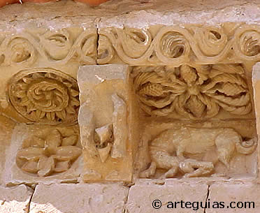 Metopas y canecillos del alero de la portada