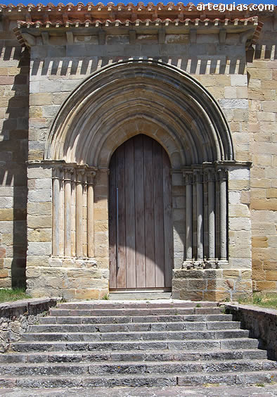 Puerta de la ermita situada en el muro sur