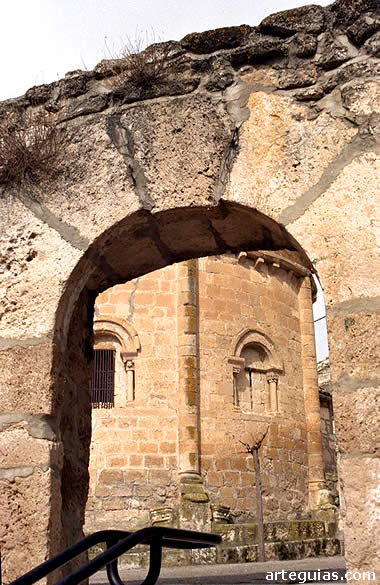 Entrada al atrio de la iglesia de San Mart&iacute;n