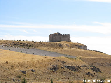 Este viejo templo rom&aacute;nico se encuentra abandonado en los alto  de un cerro