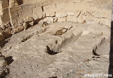 Tumbas antropomorfas en el interior de la cabecera