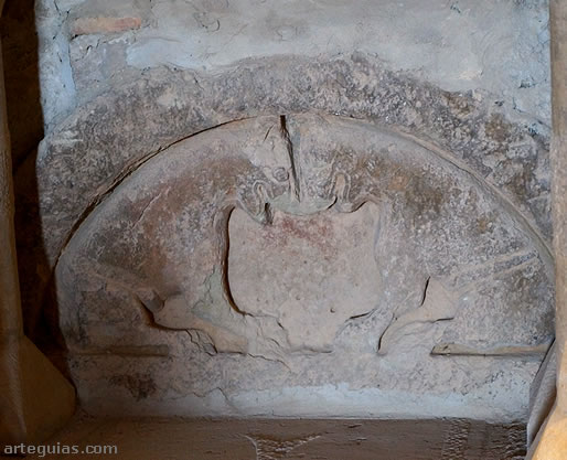 Típmano descontextualizado bajo el altar que representa dos leones