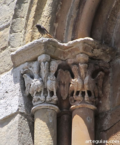 Capiteles de un ventanal de la torre con arp&iacute;as y dragones