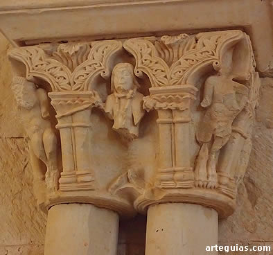 Capitel de la arquer&iacute;a del presbiterio. Quiz&aacute;s se relate el castigo del avaro