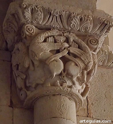 Uno de los capiteles m&aacute;s bellos de la ermita de Santa Cecilia: parejas de grifos