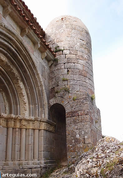 Junto a la puerta hay una torre con una escalera de caracol