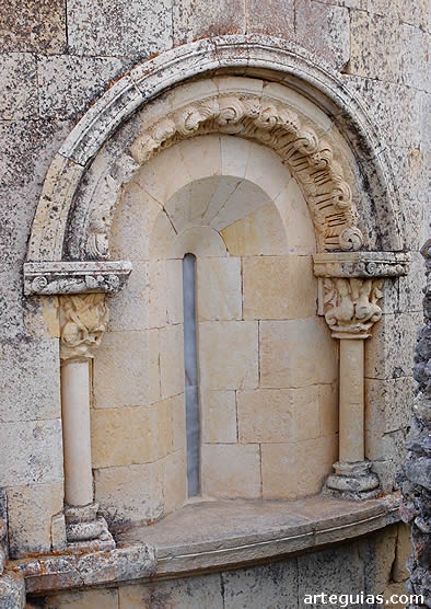 Ventanal central del &aacute;bside