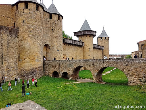 Puente y foso de comunicaci&oacute;n entre el castillo condal y el resto de la muralla de la ciudadela