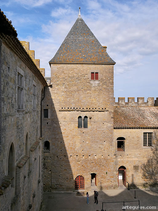 Una de las torres del castillo condal