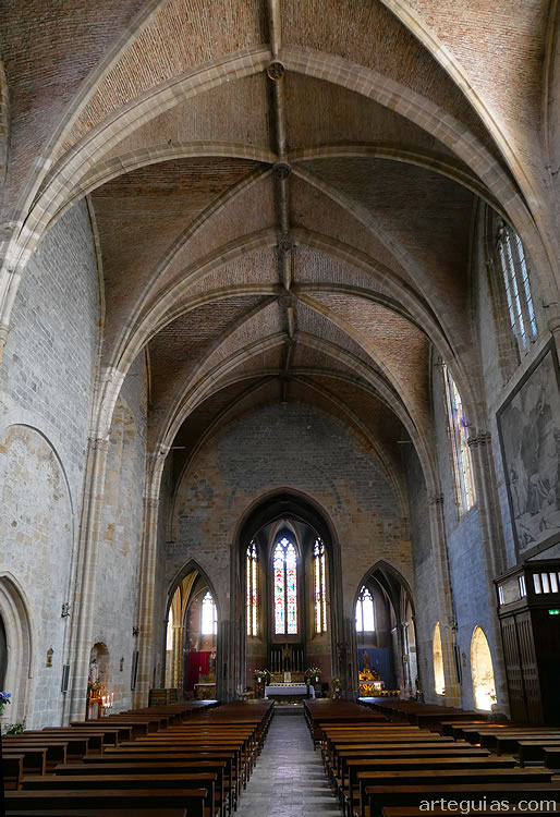 Nave y cabecera de la iglesia de Saint-Pierre