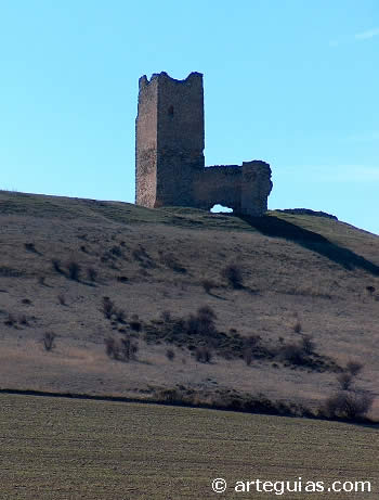 Castillo de Torresavi&ntilde;&aacute;n, en un cerro solitario cercano a Alcolea