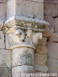 Capitel historiado del interior de la cabecra de la iglesia rom&aacute;nica de Santa Mar&iacute;a de la Varga de Uceda, Guadalajara