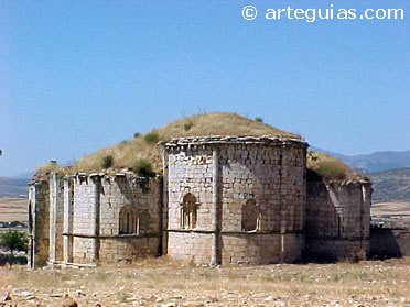 Ermita rom&aacute;nica como capilla del cementerio. Uceda, Guadalajara (antes de la restauraci&oacute;n de 2003)