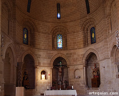 &Aacute;bside principal con sus ventanales y hornacinas