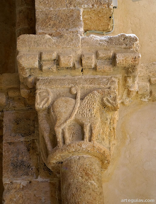 Capitel con un le&oacute;n en el arco triunfal
