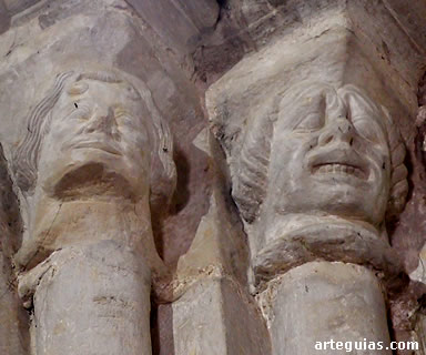 Cabezas de gestos grotescos