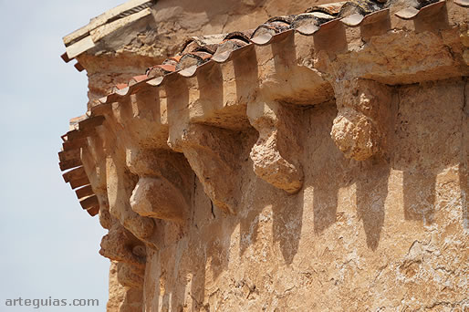 Canecillos del &aacute;bside completamente erosionados