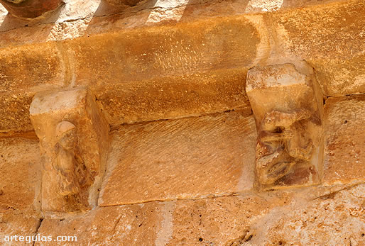 Canecillos de la galer&iacute;a porticada