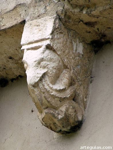 Sograndio: canecillo de la cabecera