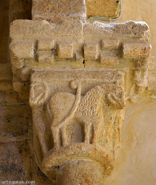 Capitel con un le&oacute;n en el arco del triunfo