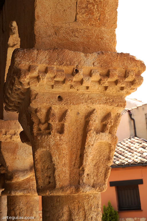 Capitel de la galer&iacute;a que representa una fortificaci&oacute;n
