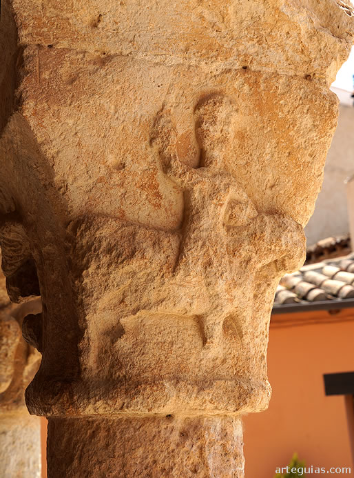 Capitel con un guerrero de la galer&iacute;a porticada