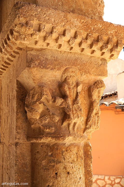 Capitel en la iglesia de San Miguel con un personaje con un tocado considerado por algunos como un turbante