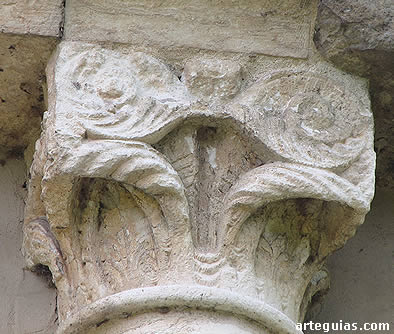 San Esteban de Sograndio: capitel de una de las columnas entrega del &aacute;bside
