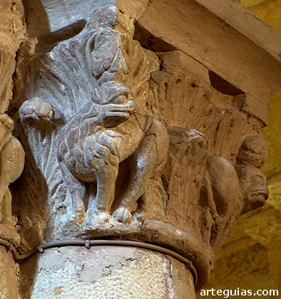 Capitel interior con leones