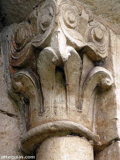 Capitel de un ventanal del &aacute;bside